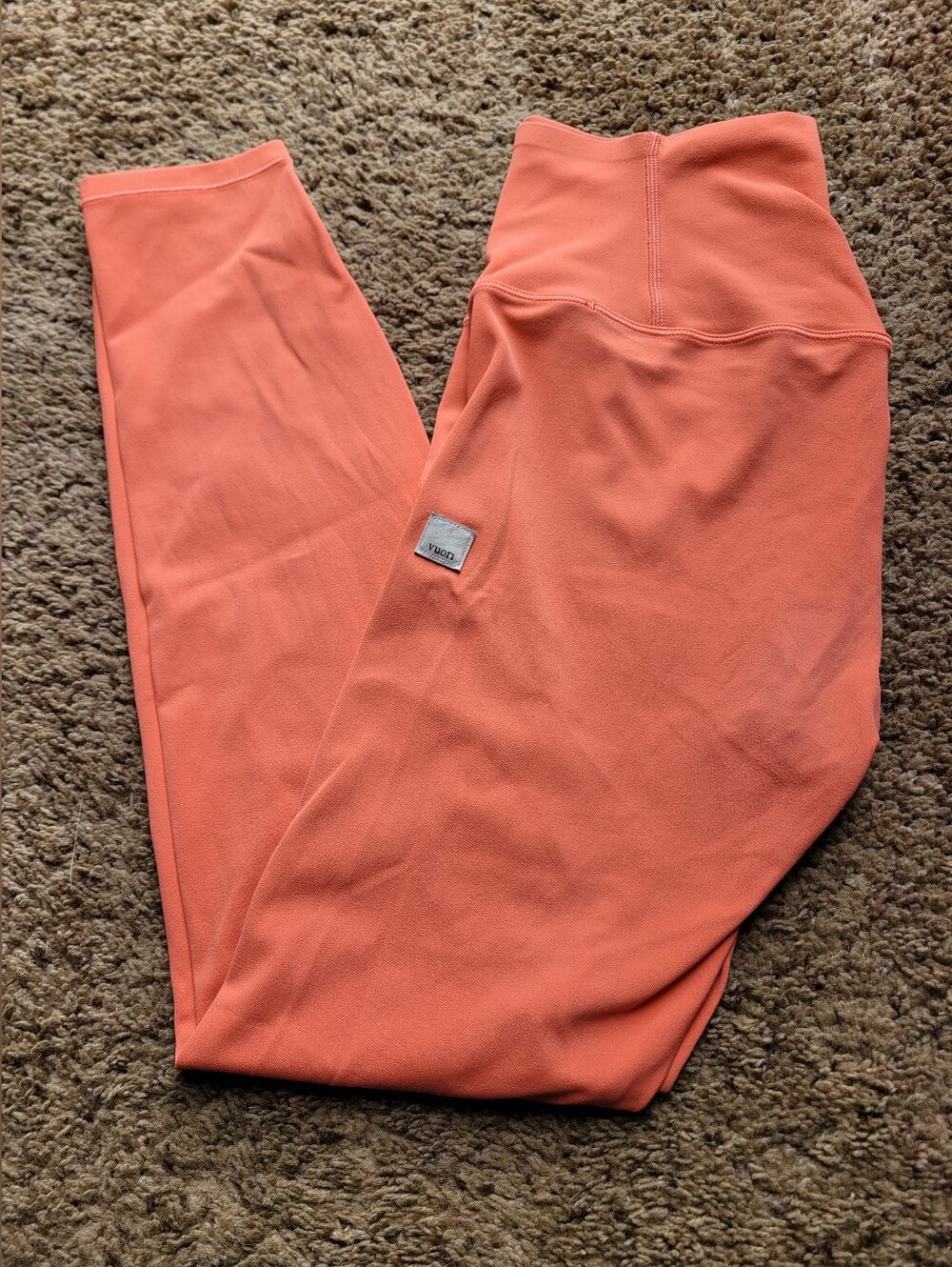 Vuori Womens Cropped Leggings Grapefruit Medium Athleisure Butter Soft Workout
